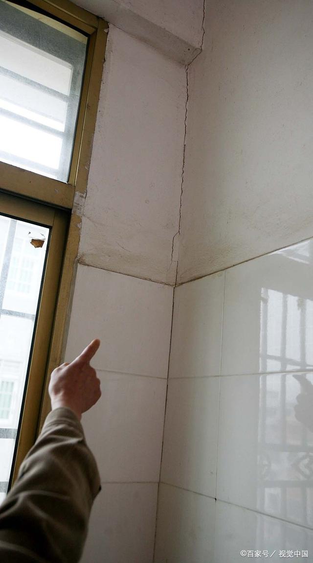 墙砖掉了是什么原因(墙砖掉了是什么原因水泥有裂缝怎么办) 墙砖掉了是什么原因(墙砖掉了是什么原因水泥有裂缝怎么办)